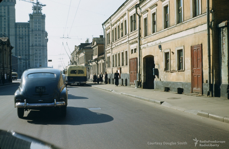 Завершение строительства сталинской высотки. Вид  с улицы Герцена (ныне- Большая Никитская).