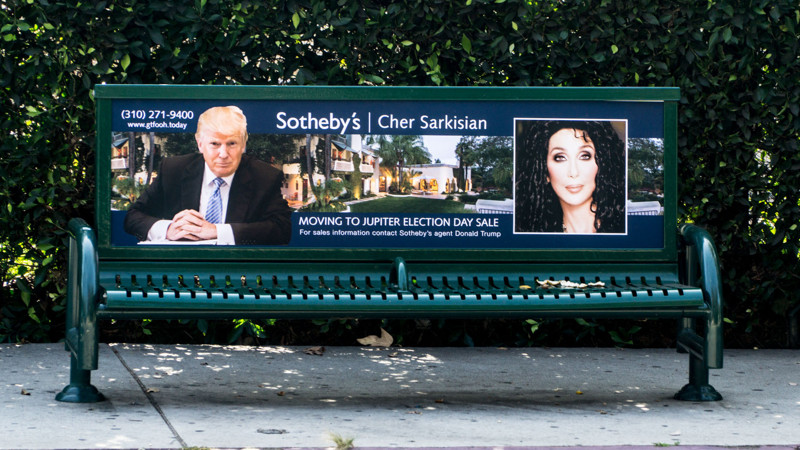 После победы Трампа в районах Лос-Анджелеса появились шуточные объявления о продаже особняков звезд