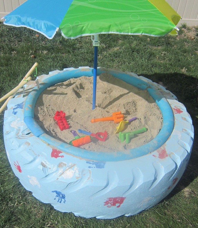 13. Песочница или бассейн из больших шин