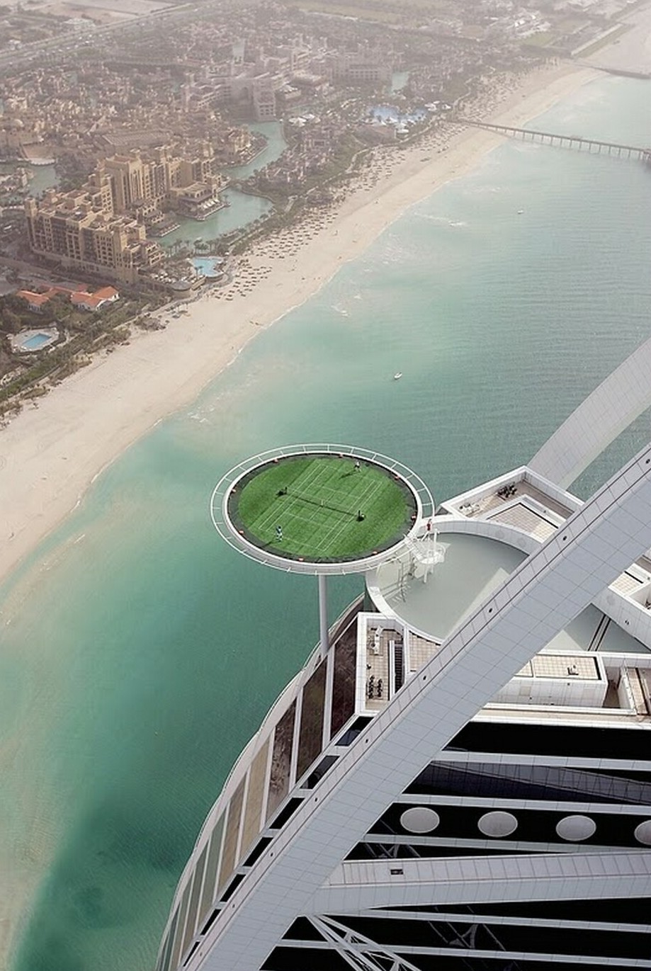 12. Да, ваши глаза вас не обманывают! Это самый высочайший теннисный корт на вершине 4-ого по высоте отеля "Бурдж аль-Араб" в Дубаи