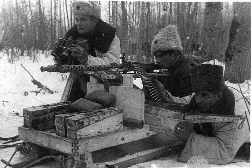 Советские партизаны с трофейным немецким 7,92-мм пулеметом MG-34, установленным на самодельный станок типа «сани».