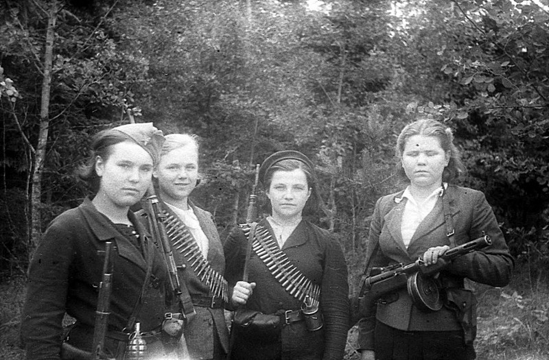 Девушки — бойцы белорусского партизанского отряда с личным оружием.
