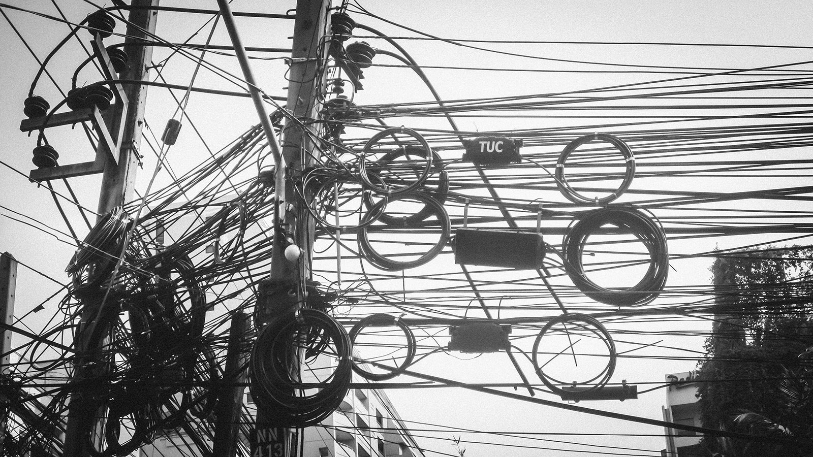Хотя ты простой кабель слушать. Провода в городе. Электропровода в городе. Электропровода огромные. Много проводов.