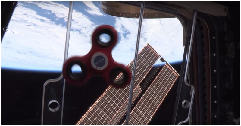 Работающие на МКС астронавты показали, как будет вести себя спиннер в невесомости 