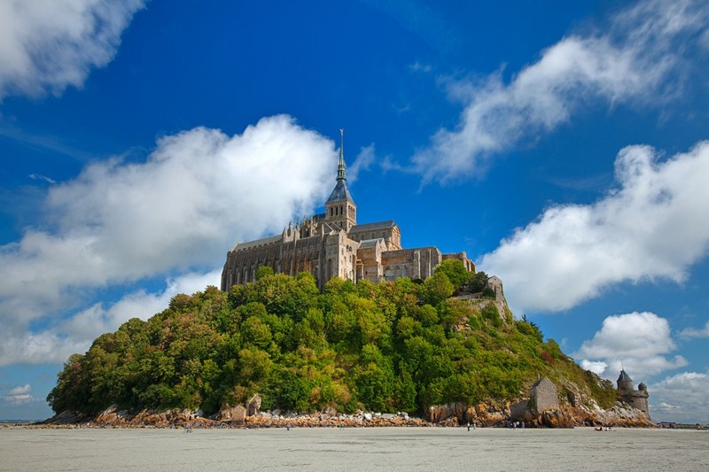 9. Остров Мон-Сен-Мишель, Франция (Nicolas Raymond/CC BY 2.0)  На острове расположен город и аббатство.