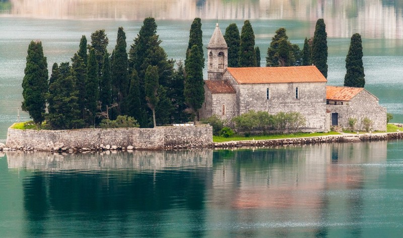 6. Остров Святого Георгия, Черногория (Diego Delso)  На острове расположено бенедиктинское аббатство.