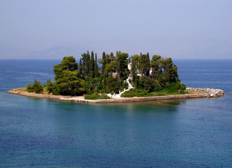 4. Остров Понтикониси, Керкира, Греция (Ava Babili/CC BY-NC-ND 2.0)  На острове расположен монастырь Влахерна.