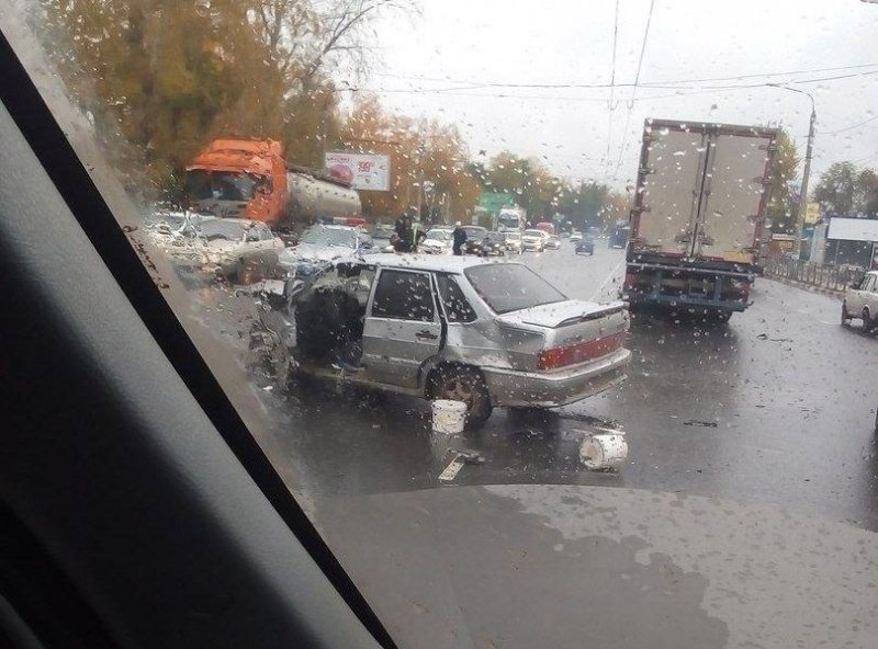 Авария дня. В Ульяновске водитель ВАЗа оказался под колесами фуры