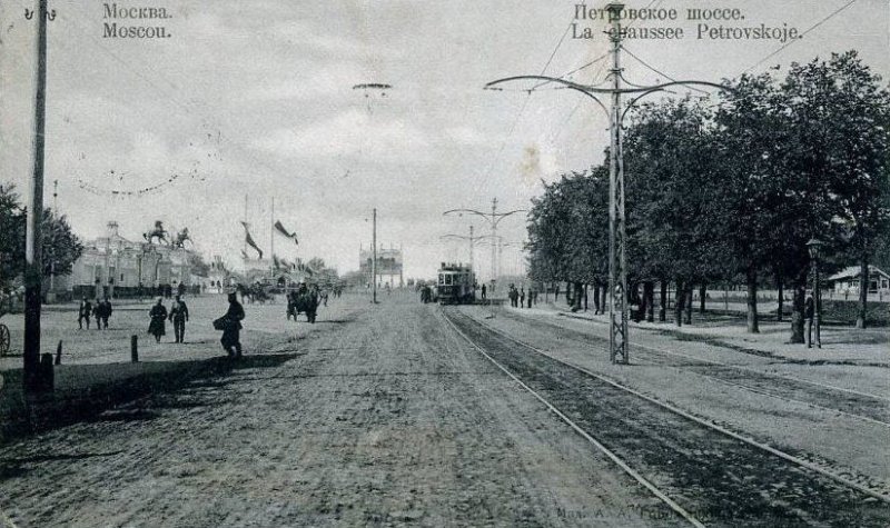 Слева видно парадный въезд на Московский ипподром, дальше только глубокая деревенская застройка