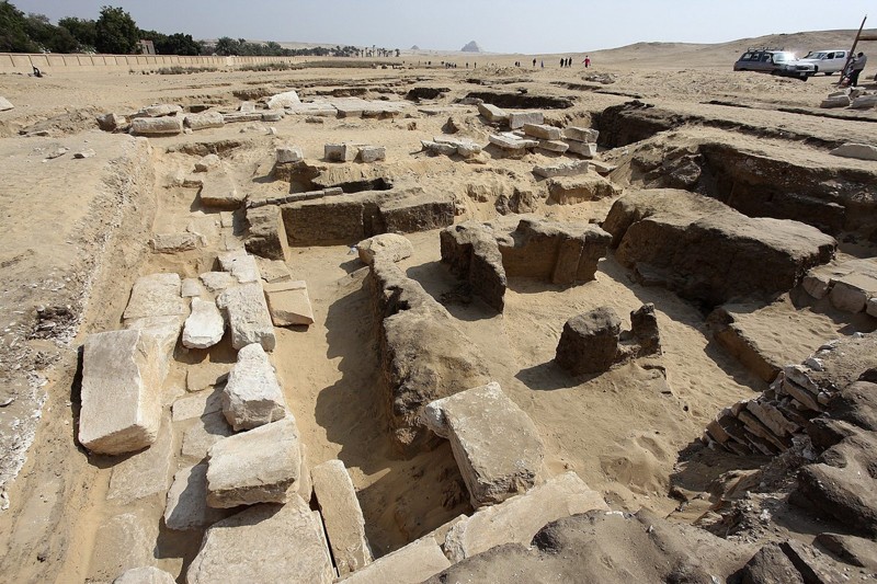 Чешские ученые и археологи Министерства по делам древностей Египта обнаружили в районе Абусира руины храма, построенного во время правления Рамсеса II 3200 лет назад  