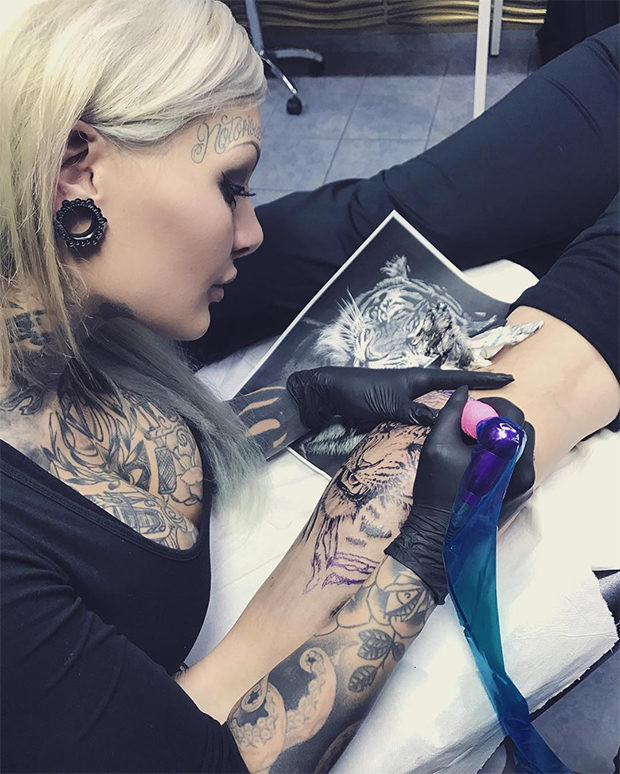 Татуировками украсила все тело летняя жительница Германии – фото - Fun | Сегодня