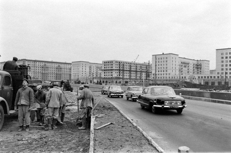Автомобиль на переднем плане — чехословатская Tatra 603 первого поколения, скорее всего дипломатический