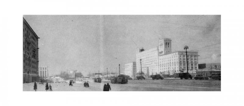 Первые дома на площади Развилки. Слева