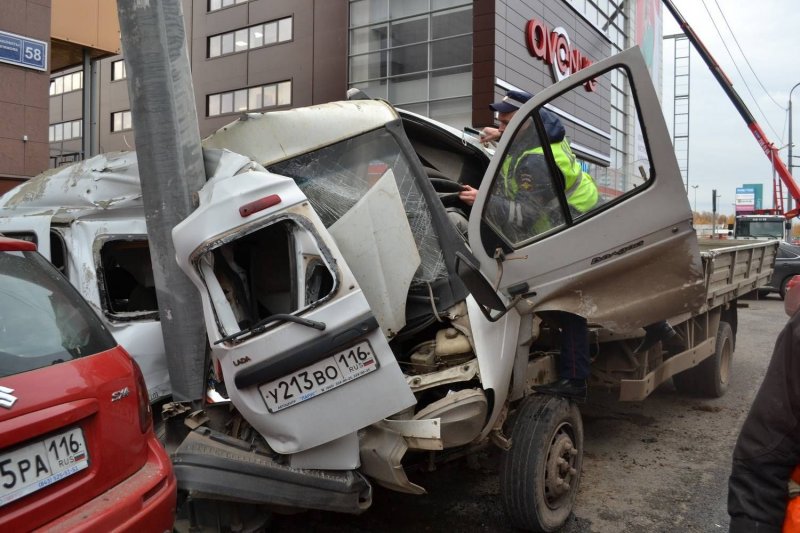 Авария дня. В Казани грузовик с цементом врезался в припаркованные авто