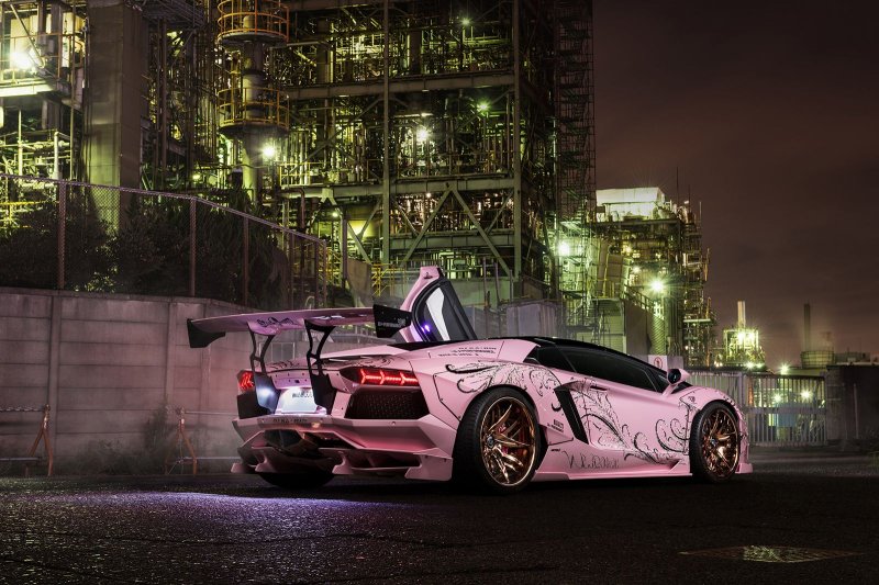 Вызывающий розовый Lamborghini Aventador со стразами