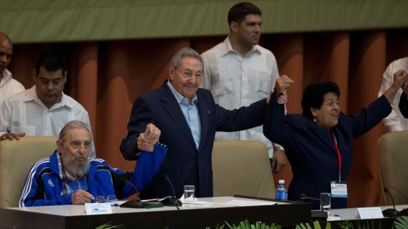 16. На фото момент на 7-й съезде правящей Коммунистической партии на Кубе в 2016 