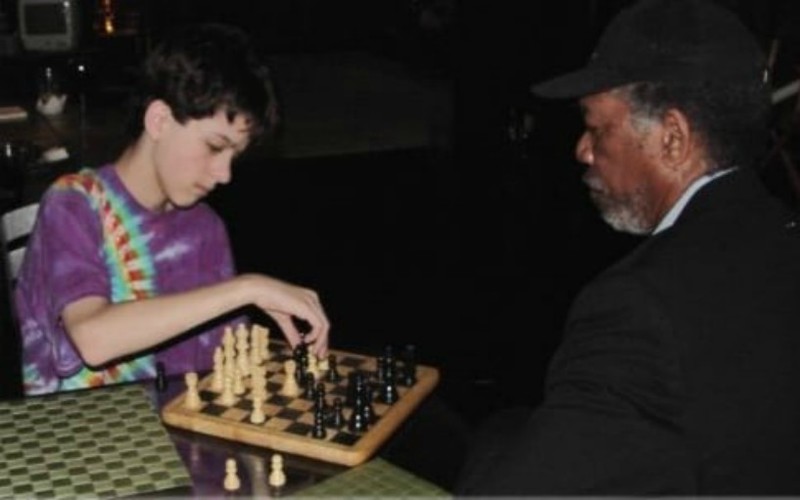 На форуме этот парень написал: "Когда мне было 11, я играл в шахматы с Морганом Фрименом", и ему никто не верил, пока он не показал фото..