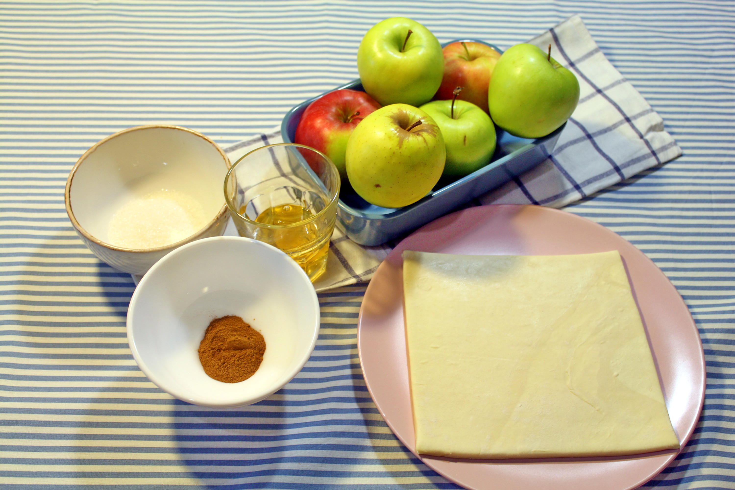 Масло яблоки мука. Ингредиенты для шарлотки с яблоками. Яблочный сахар. Начинка яблоко с корицей. ВЕБСПУН яблоки корица сливочное масло.