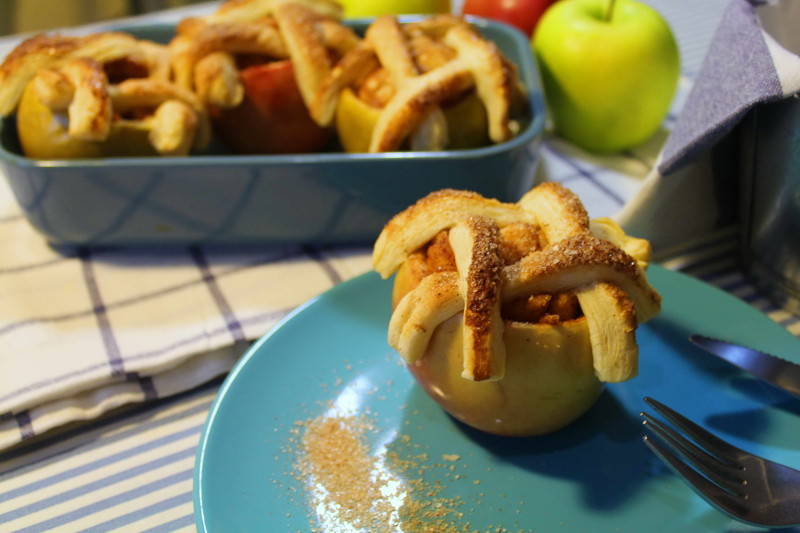 Запеченное яблоко с медом и корицей