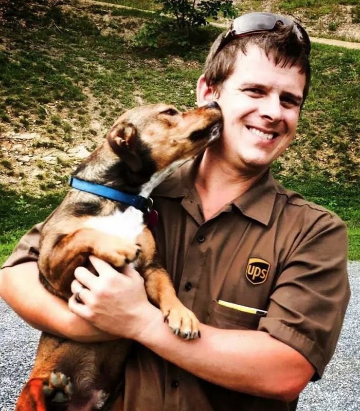 Это Шон Маккаррен, создатель группы UPS Dogs в Фейсбуке
