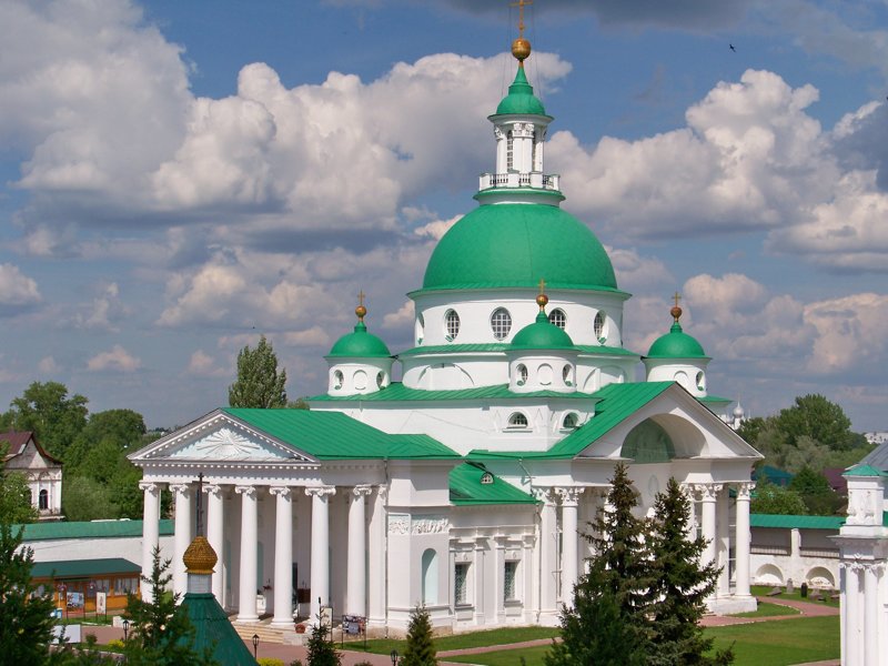 Спасо-Яковлевский монастырь на юго-западной окраине города 