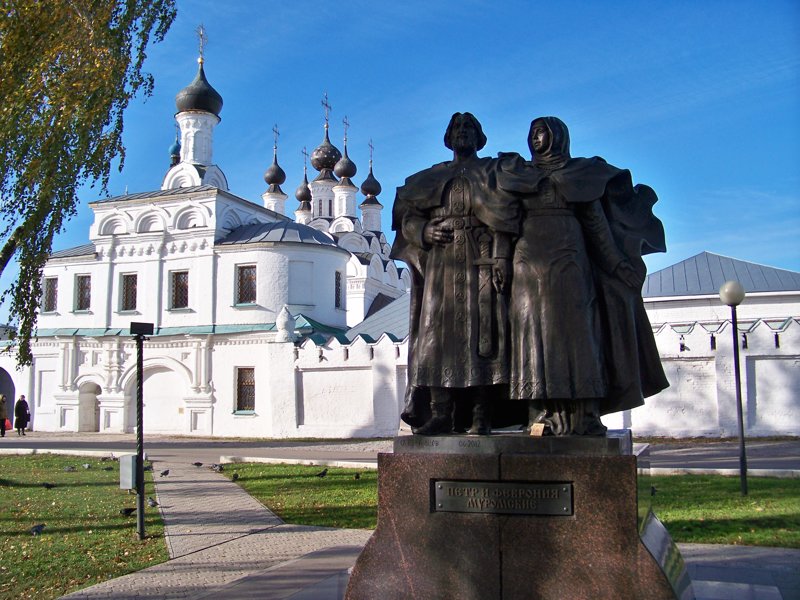 Петр и Февронья на фоне Троицкого монастыря