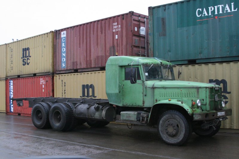 А этот КрАЗ-257Б, переделанный под перевозку 20-футовых контейнеров, дожил до конца нулевых: фотка сделана в питерском порту Максом Чернявским в 2007 году.