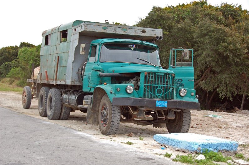А этот КрАЗ «прокачали» на Кубе: вместо родной деревянной кабины, съеденной термитами, приделали металлическую кабинку от какого-то «американца»