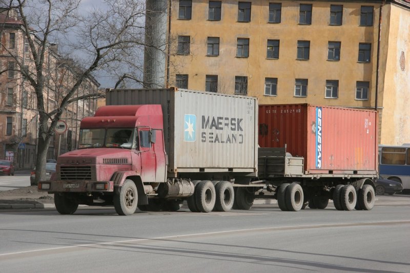 Суровая контейнеровозная сцепка из Твери на улицах Питера (Макс Чернявский, март 2007 г.).