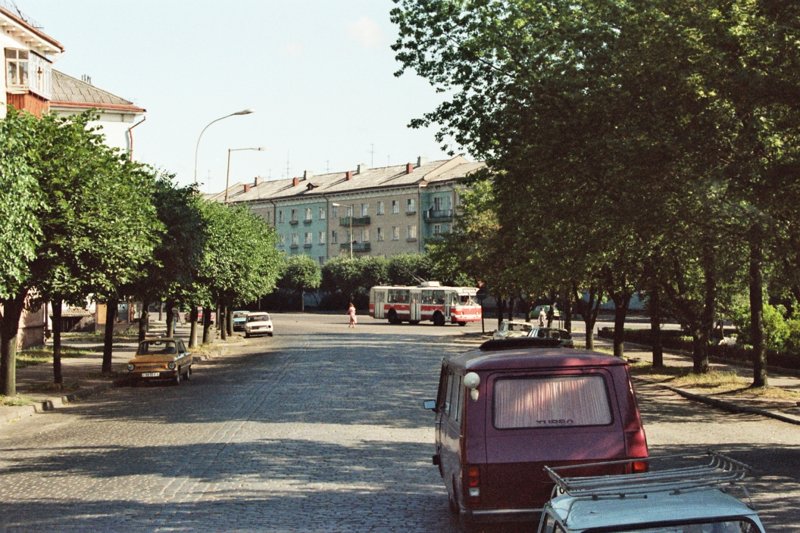 Невероятно, на даже в Калининграде в 1992 году было почти незаметно иномарок: