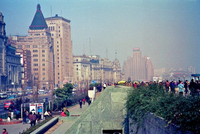 У городских властей уже тогда хватило ума создать комфортную среду для пешеходов в наиболее привлекательном месте "экономической столицы" КНР: