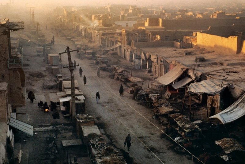 Достаточно взглянуть на одну из главных улиц Кандагара в 92-м: