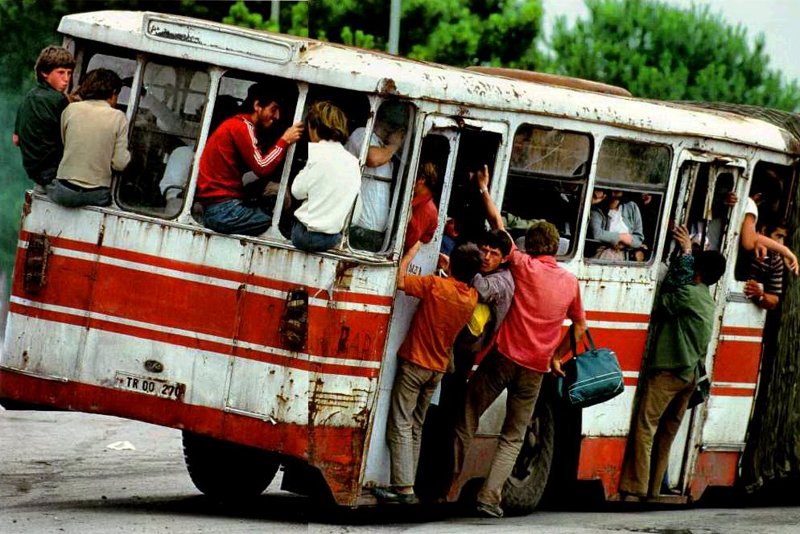 Этот вид автобуса в Тиране 1992 года даёт очень наглядное представление о ситуации: