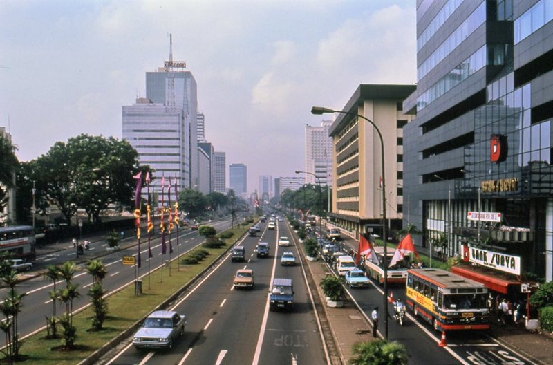 Огромный мегаполис Джакарта к 1992-му окончательно превратился в "город для автомобилей":