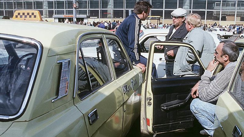 Стоянка такси у Курского вокзала в Москве. Федосеев, РИА Новости, 1992 год: