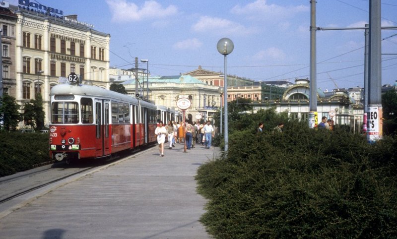 Ещё один консервативный европейский город, Вена, бережно сохранял свой трамвайный транспорт: