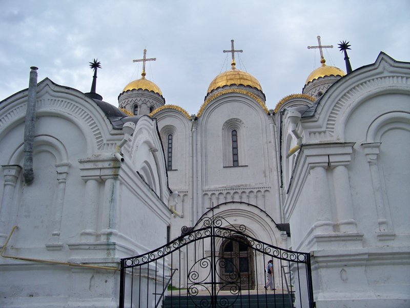 На протяжении 400 лет был главным храмом на Руси