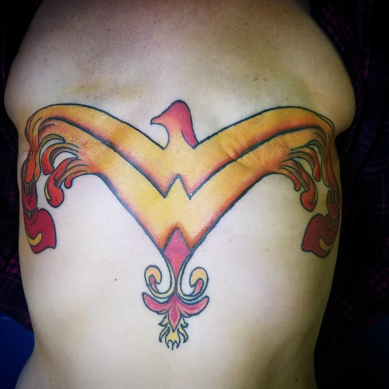 Женщина сделала супергеройскую татуировку на груди, чтобы перекрыть шрамы от двойной мастэктомии