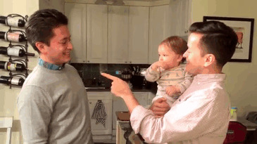 Мальчик в первый раз путает папу с его братом-близнецом