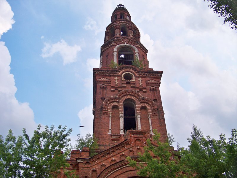 Заброшенная колокольня Петропавловского монастыря