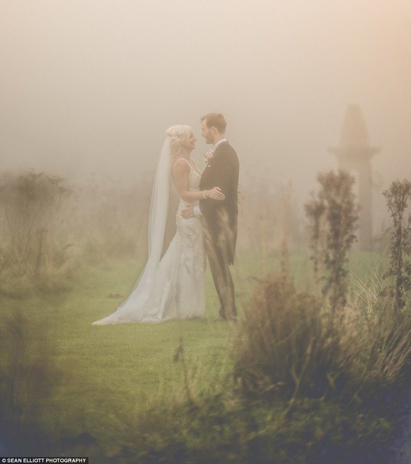 Ураган "Офелия": зрелищные свадебные фото под багровым небом Великобритании