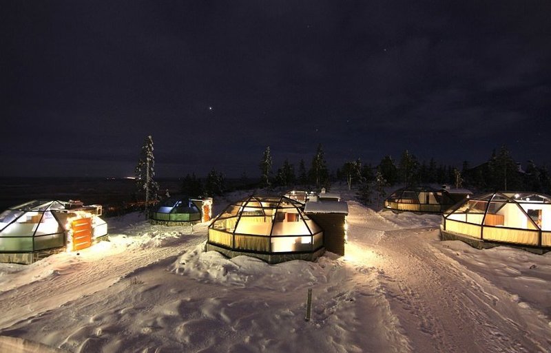 Новый отель в Финляндии приглашает полюбоваться северным сиянием, не вставая с постели
