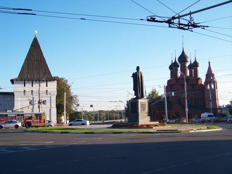Богоявленская площадь и башня Спасо-Преображенского монастыря