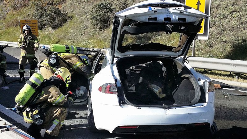 35 пожарных тушили автомобиль Tesla Model S