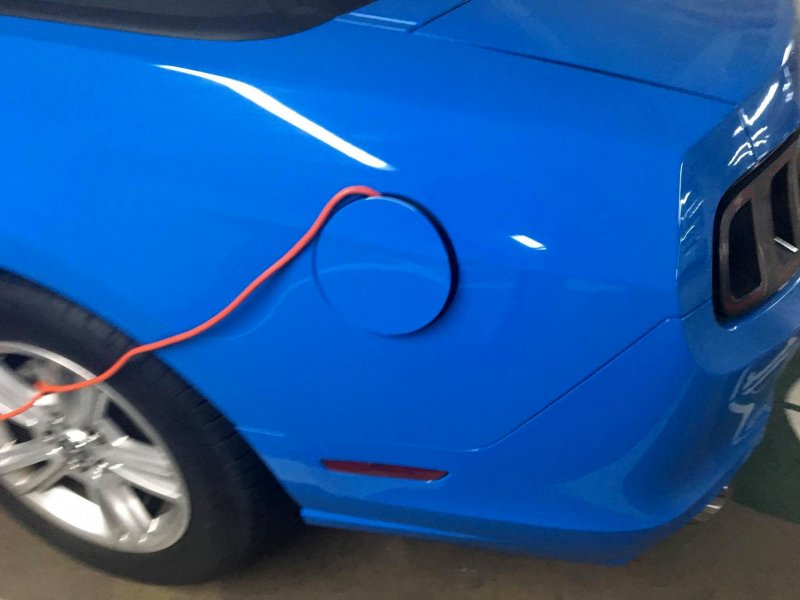 Водитель "замаскировал" свой Форд на парковке для электромобилей