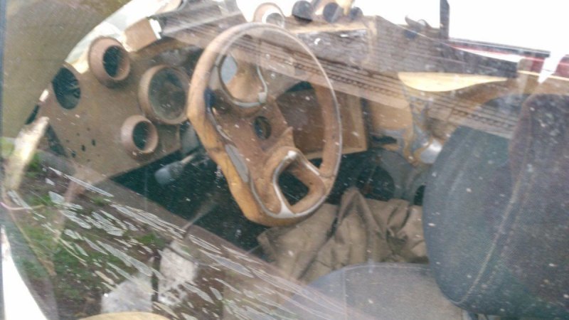 В салоне необычного 6-колесного автомобиля, судя по фото, широко использована древесина.