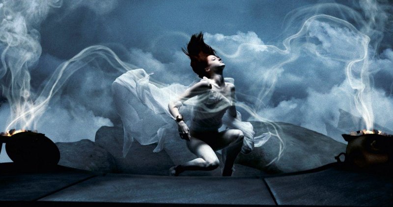 4. Танец Оракула в фильме "300 спартанцев" на самом деле снимался под водой, чтобы добиться на экране эффекта "текучести".