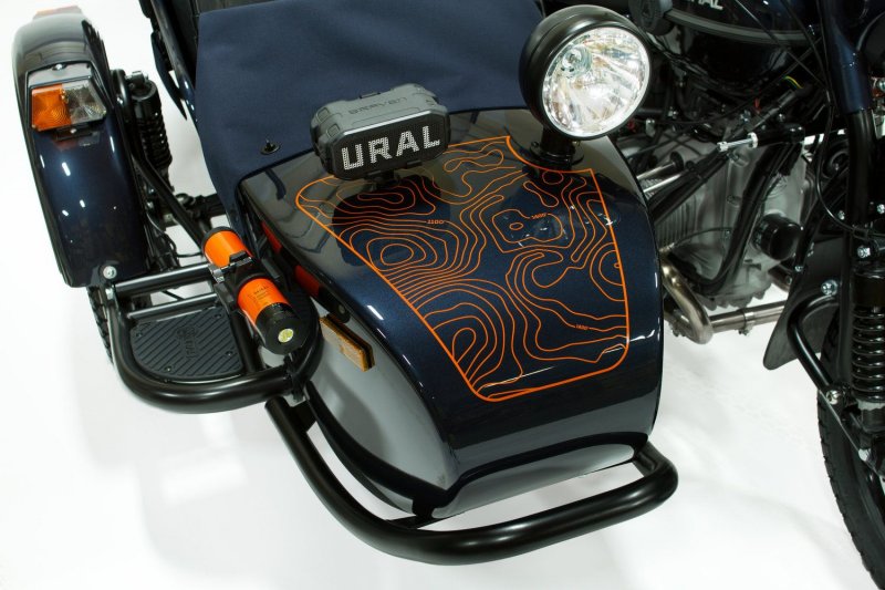 Ural Baikal Limited Edition покрашен в новый металлик «Baikal Blue», в то время как внутренности покрашены в оранжевый цвет Ural Yamal.