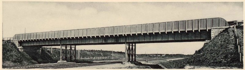 Через век справа за мостом построят ТЦ Метрополис.