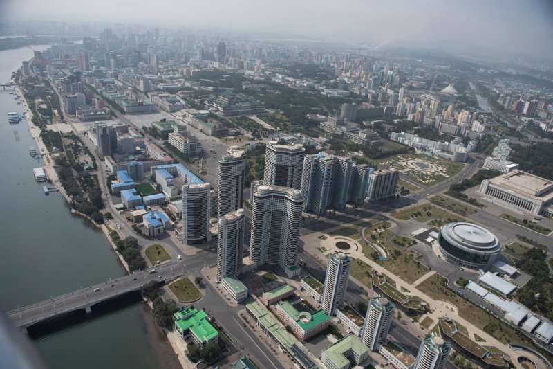 Комплекс жилых зданий высотой до 47 этажей получил в западной прессе неофициальное название «Пхеньхеттен»